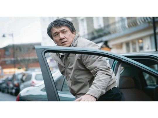 Jackie Chan. Su papel dramático no le impide, sin embargo, despuntar un poco el vicio y entregarse a algunas escenas de acción.