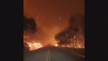 Los 14.000 bomberos que están en la primera línea de los&nbsp;incendios&nbsp;no son suficientes para las labores de extinción, llevando a decisiones cómo que áreas dejar arder y cuáles salvar.
