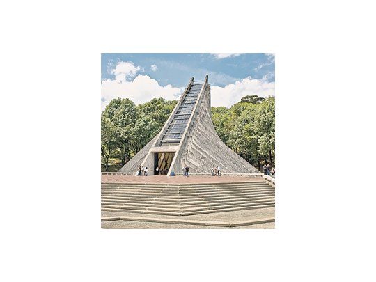 La Capilla Campos de Paz, uno de los numerosos trabajos del reconocido arquitecto colombiano Laureano Forero en Medellín, su ciudad natal.