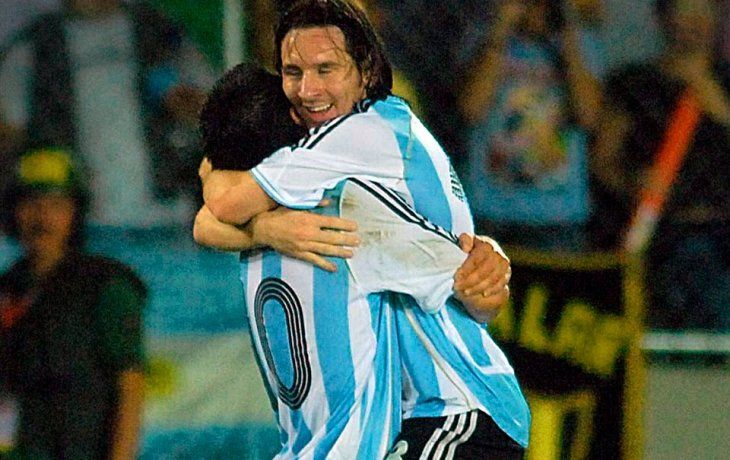 Riquelme y Messi celebran un gol con la selección argentina.