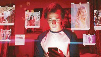 Dependencia. Imagen del docudrama de Jeff Orlowski “El dilema de las redes sociales”, que se ve en Netflix.