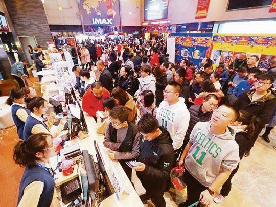 RECUPERACIÓN. China ya volvió a abrir los espacios públicos y centros comerciales con un aforo que creció escalonadamente.
