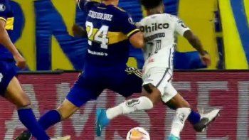 santos le pedira respuestas a conmebol de por que el var no cobro un penal ante boca