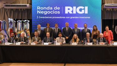 Los gobernadores se mostaron con Karina Milei, Diego Santilli y Luis Caputo en Rosario.