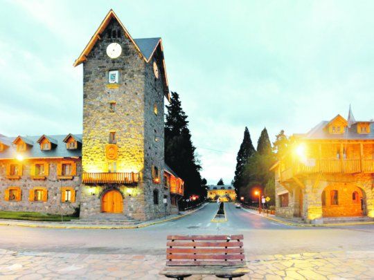 POSTAL. El Centro Cívico de la ciudad de Bariloche, emblema del turismo en Río Negro.