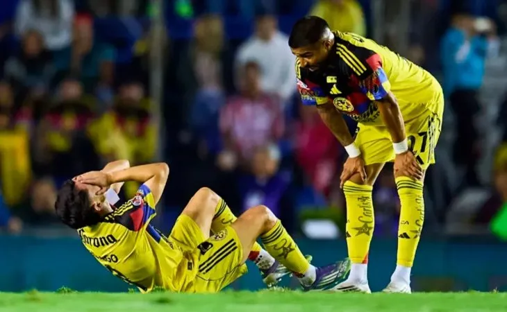  Álvaro Fidalgo sufrió un fuerte golpe en la rodilla durante el Clásico Nacional ante Chivas y sigue en duda para la visita a Monterrey.