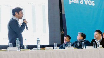 kicillof sale a buscar  voto macrista en pba; massa al conurbano