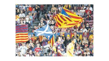 ámbito.com | La fiebre nacionalista se refleja en el fútbol: banderas catalanas y escocesas flamearon juntas ayer en el estadio del Barcelona.