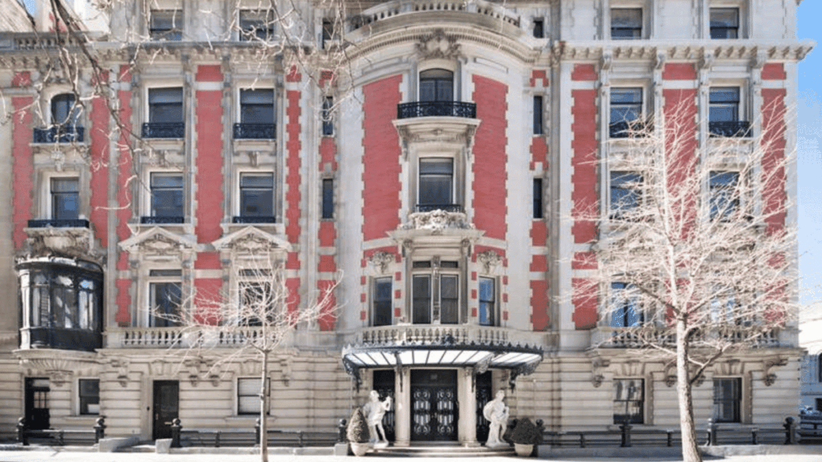 This imposing and mysterious mansion in New York was recently placed by its owner, the richest man in Latin America