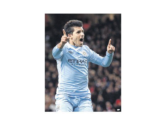 Sergio Agüero festeja el gol con que el Manchester City eliminó al Arsenal de la Carling Coup. Maxi Rodríguez también marcó en el Liverpool.