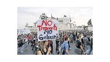 Estudiantes de la universidad romana de la Sapienza marcharon ayer en Piazza Venezia en protesta contra la reforma educativa propuesta por el gobierno de centroderecha. El sector se muestra como el más activo de la oposición a Silvio Berlusconi.