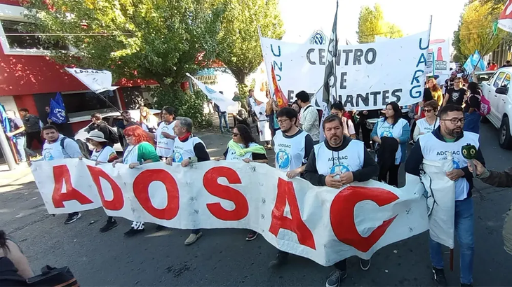 El gremio de los maestros de Santa Cruz, ADOSAC, rechaza la suba salarial del gobierno provincial.