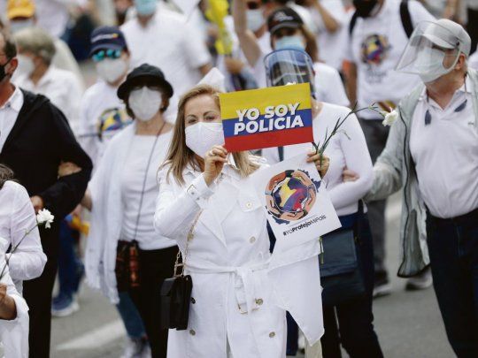 REACCIÓN. Miles de bogotanos salieron ayer a las calles para manifestarse contra los piquetes y a favor del despliegue del Ejército en Cali y otras ciudades de Colombia.