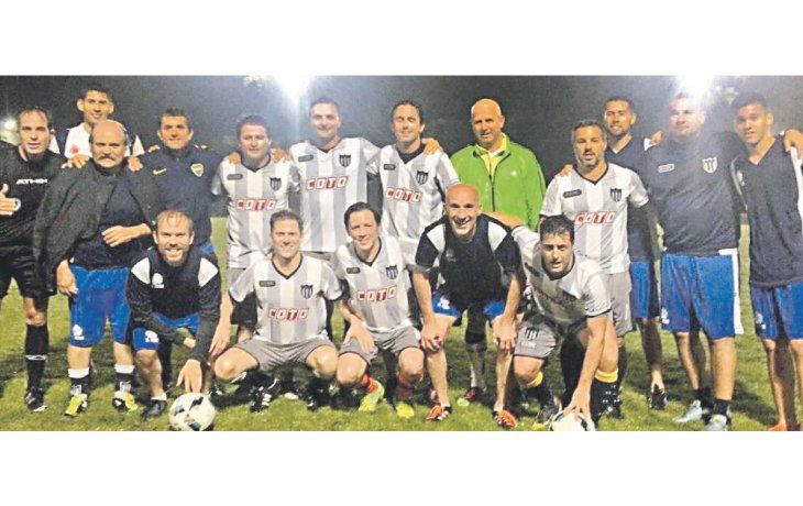 empate. Alejandro Granados, Christian Gribaudo, Alex Campbell, Daniel Ivoskus, Sebastián Neuspiller, Waldo Wolff, Fernando Rovello, Jaime Méndez, Gastón Fossati y Manuel Mosca, la noche del martes en la quinta del intendente de Ezeiza. Empataron en 5 goles y repasaron historias de Diego Maradona.