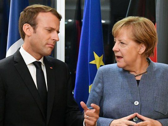 Emmanuel Macron y Angela Merkel. Francia y Alemania sufrieron ca&iacute;das mayores a las de marzo.