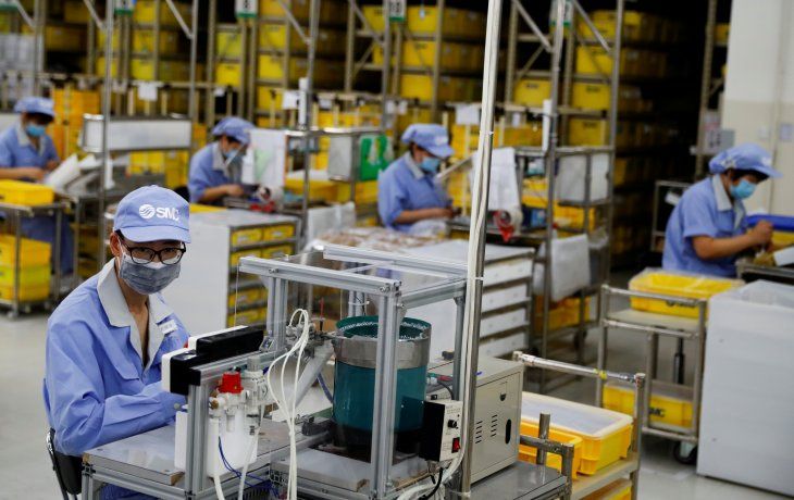 CON FRENO DE MANO. Tras un segundo semestre de parálisis de la actividad debido a la pandemia, la producción tendió a normalizarse (en la foto, en China). Sin embargo, una recuperación total depende de su culminación.