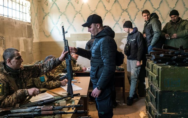 El gobierno de Ucrania entrega armas a los civiles desde el día uno de la invasión rusa.
