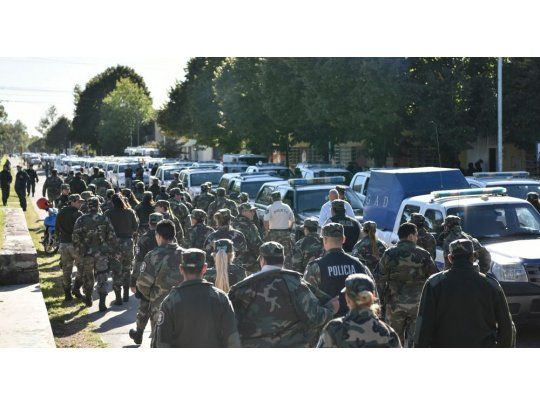 Efectivos de la Policía Federal y Bonaerense junto a agentes de Gendarmería se desplegaron en Olavarría.
