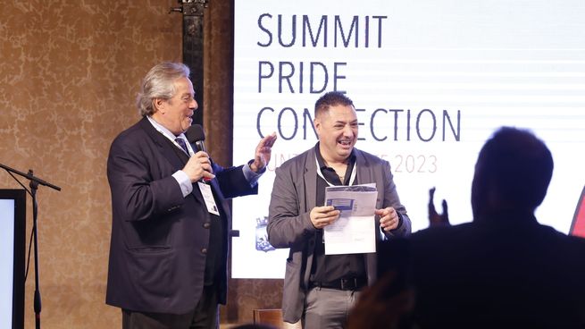 El intendente de Maldonado, Enrique Antía, junto al presidente Cámara de Comercio y Negocios LGBT de Uruguay, Adrián Russo.
