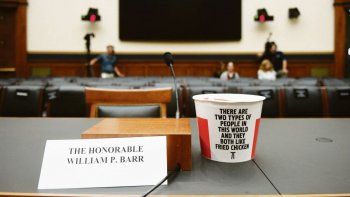 Gallina. Legisladores demócratas llamaron de ese modo al fiscal Barr, que canceló una audiencia, y pusieron un balde de pollo frito en su lugar.