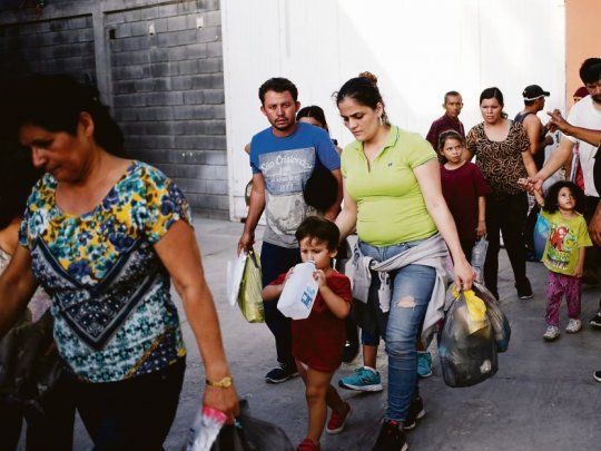 PERSECUCIÓN. A principios de mes, el Gobierno estadounidense deportó a cientos de migrantes guatemaltecos (foto). La semana pasada ordenó sendas redadas en Mississippi.