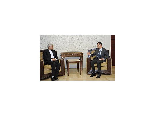 Al Asad con el enviado iraní, quien le ratificó el apoyo de su país a Siria.