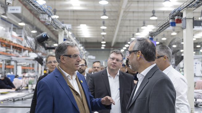 Yamandú Orsi visitó Joyson Safety Systems, la empresa multinacional autopartista.&nbsp;