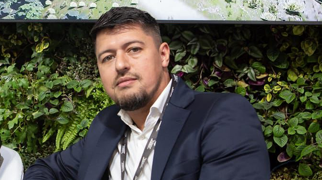 Emiliano Mongilardi tiene 38 años, fue delegado gremial y luego dirigente del Sindicato de Trabajadores del Petróleo y Gas Privado de Chubut, donde pertenece hace más de 18 años. Actualmente es el pro tesorero del sindicato y tesorero de la obra social y mutal de la organización.