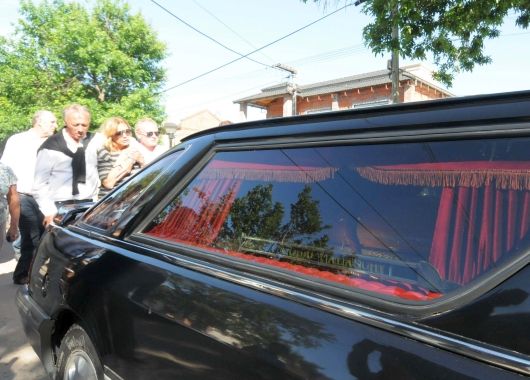 El auto menos pensado. El coche fúnebre traslada los restos de Falaschi, custodiado por sus padres.