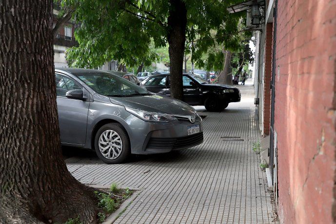 La falta de lugares para estacionar en la calle es tal que algunos propietarios deben dejar sus autos sobre las veredas de sus propias casas, frente a sus hogares La falta de lugares para estacionar en la calle es tal que algunos propietarios deben dejar sus autos sobre las veredas de sus propias casas, frente a sus hogares