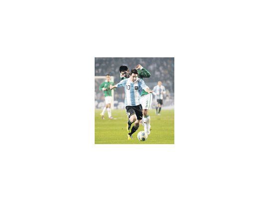 Lionel Messi, en una de las jugadas del partido inaugural contra Bolivia, en el Estadio Único de La Plata.