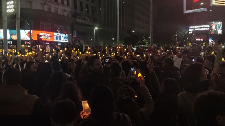 Miles de personas se acercaron al Obelisco para demostrar su apoyo al hospital.