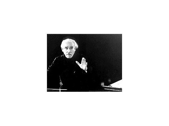 ArturoToscaninimurió hacehoy 50 años.Estableció elprototipo deldirector deorquestacolérico ygenial. Fue elprimero queno admitiócaprichos delos cantantes,e interpretó laspartituras talcomo fueroncompuestas.