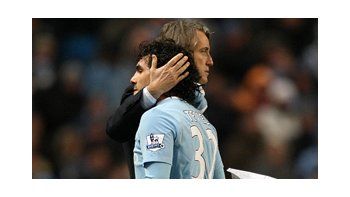 Mancini podría tener en cuenta a Tevez más adelante.