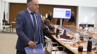 Yamandú Orsi descartó la eliminación de las AFAP y refirió al Diálogo Social como la base para la reforma. Yamandú Orsi descartó la eliminación de las AFAP y refirió al Diálogo Social como la base para la reforma.