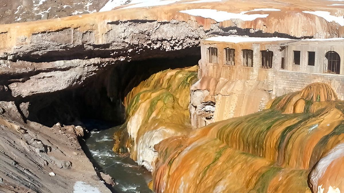 Evacuaron a más de 200 turistas en Puente del Inca por el intenso temporal de nieve en Mendoza
