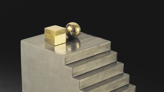 maresca. “Séptimo escalón”, madera enchapada, se ve en la muestra.