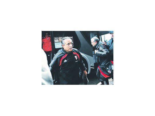 Juan José López vuelve de la práctica. River juega ante Belgrano su permanencia en Primera División.