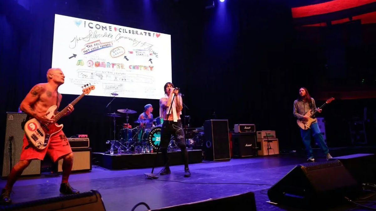 Los Red Hot Chili Peppers dieron un show benéfico en Los Ángeles tras dos años alejados de los escenarios