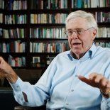 Charles Koch dona su dinero a causas sociales y principalmente a la educación. Charles Koch dona su dinero a causas sociales y principalmente a la educación.