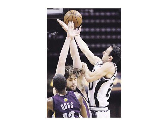 Emanuel Ginóbili descolló en el ataque de los Spurs.