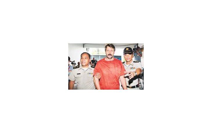 But fue conducido por agentes de la Agencia Antidroga (DEA) de EEUU desde los calabozos de la prisión hasta el aeropuerto de Don Muang.