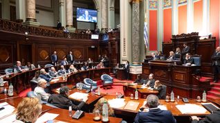 La reasignación educativa y el refuerzo para Fiscalía dominaron el debate presupuestal, con el ala colorada de Andrés Ojeda fijando distancia del proyecto del Ejecutivo. La reasignación educativa y el refuerzo para Fiscalía dominaron el debate presupuestal, con el ala colorada de Andrés Ojeda fijando distancia del proyecto del Ejecutivo.