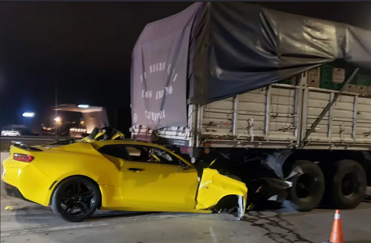 Los hombres que viajaban en el camión resultaron ilesos pese al importante impacto.