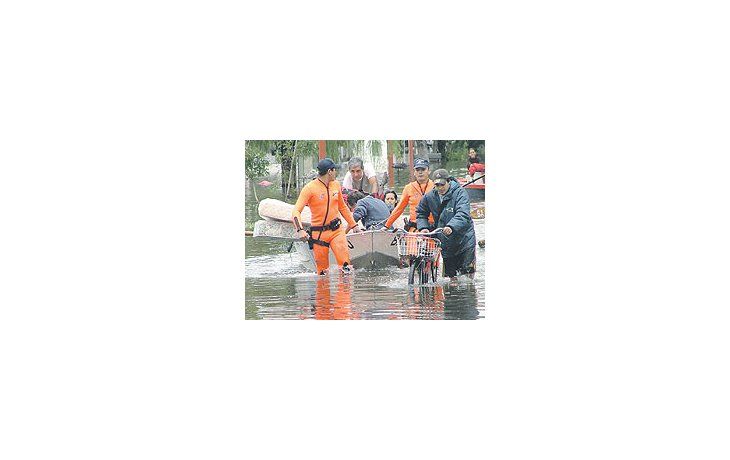 Patética toma fotográfica. Las fuertes tormentas pasaron, pero muchos afectados no puedenregresar a sus hogares. Doce muertos y 60.000 evacuados, el saldo de las inundaciones.