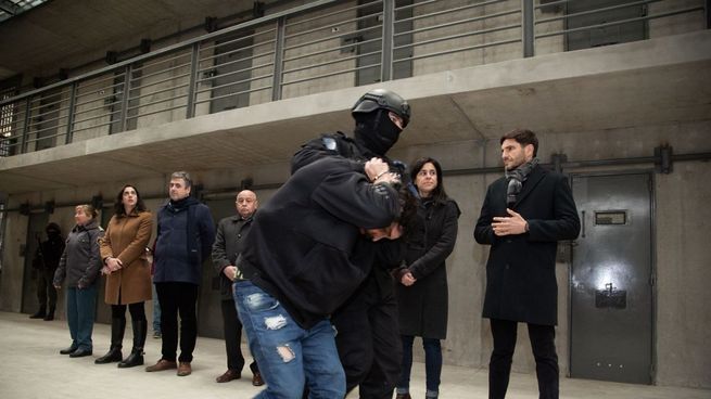 Las autoridades santafesinas supervisaron el traslado de presos en Rosario.