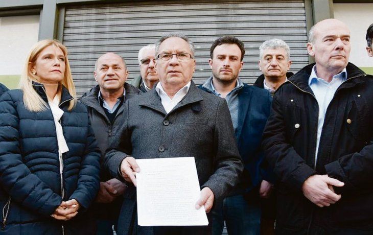 Postal. Alberto Descalzo (Ituzaingó) y Verónica Magario (La Matanza) encabezaron la presentación de la carta ante la gobernación.