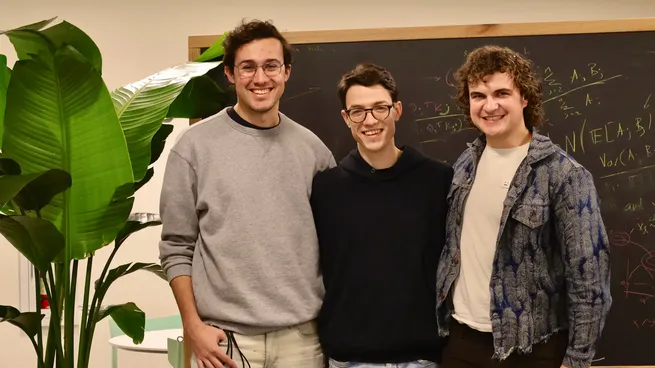 Asher Spector (centro), junto a los cofundadores de Flapping Airplanes.
