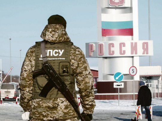 ALTA TENSIÓN. Un guardia fronterizo ucraniano controla un punto de la frontera con Rusia en el paso de Goptovka. Vuelven los aprestos bélicos a la región.