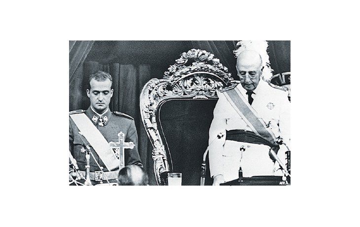 ámbito.com | Juan Carlos de Borbón junto al dictador Francisco Franco, en una foto del 22 de julio de 1969. El “caudillo” lo nombró su sucesor, pero éste aceleró la transición democrática al acceder a la jefatura del Estado español.